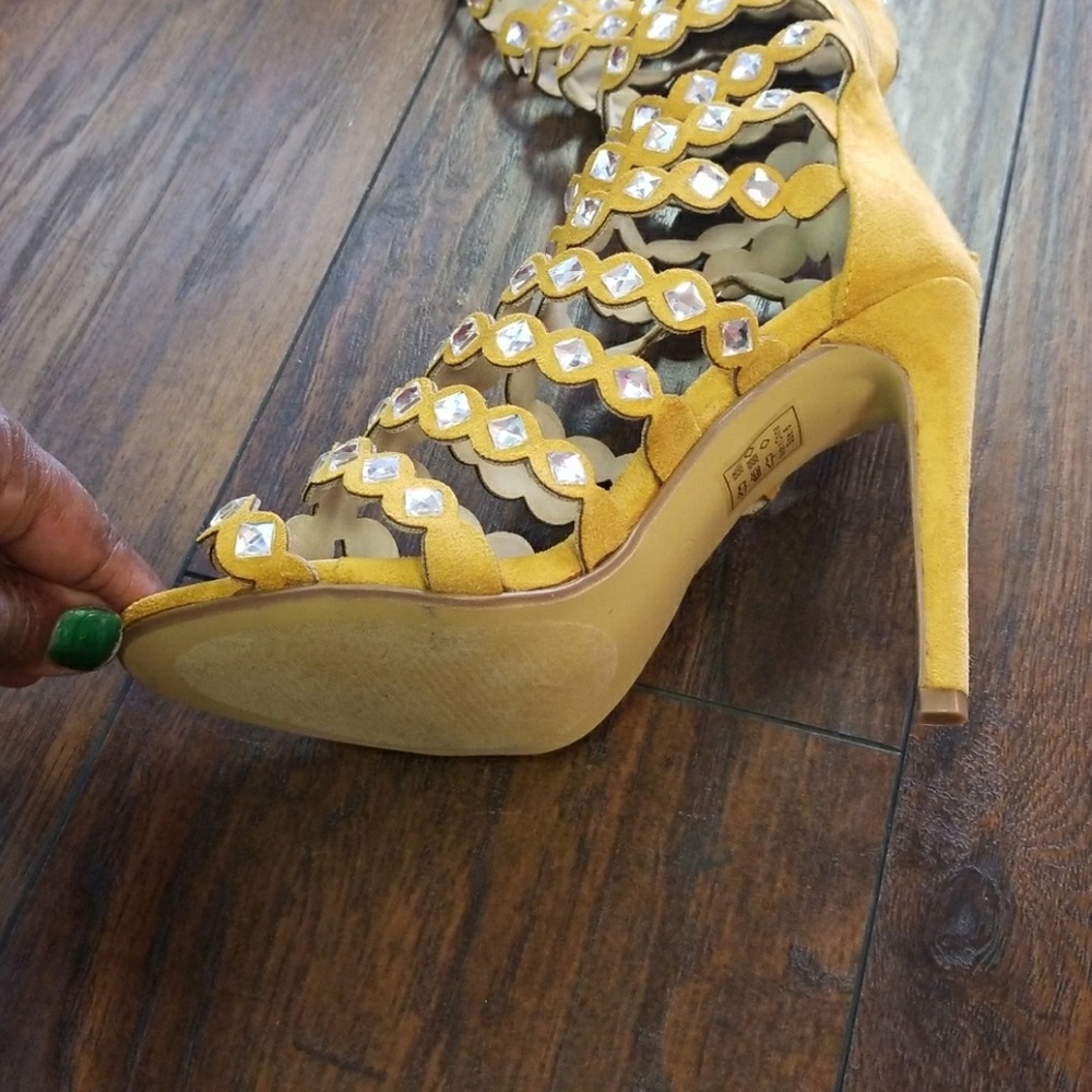 Heels - Picture 2 of 4